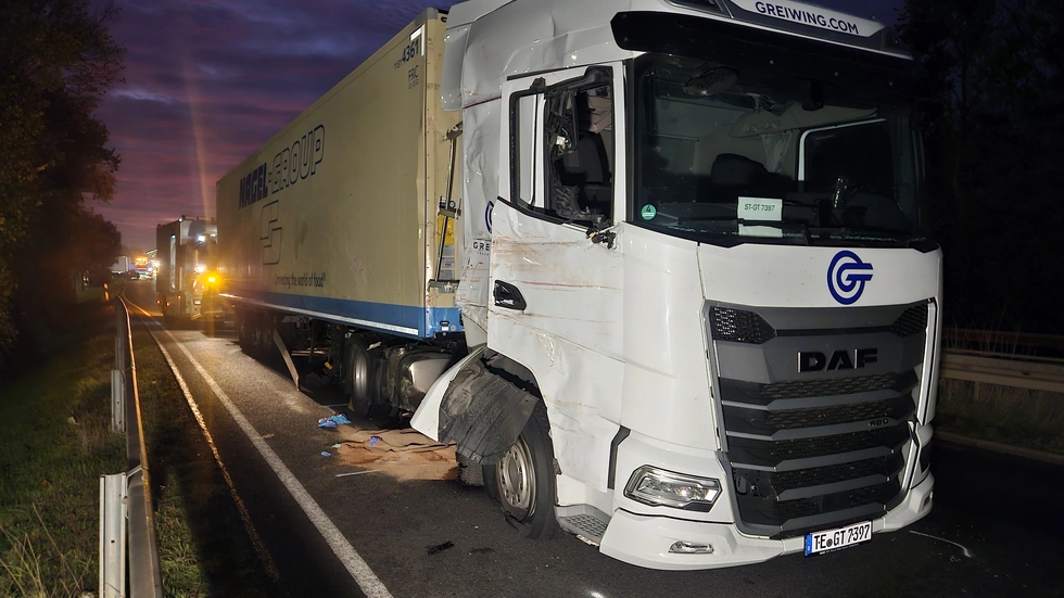 Der andere LKW sieht im Vergleich nur "leicht" getroffen aus.