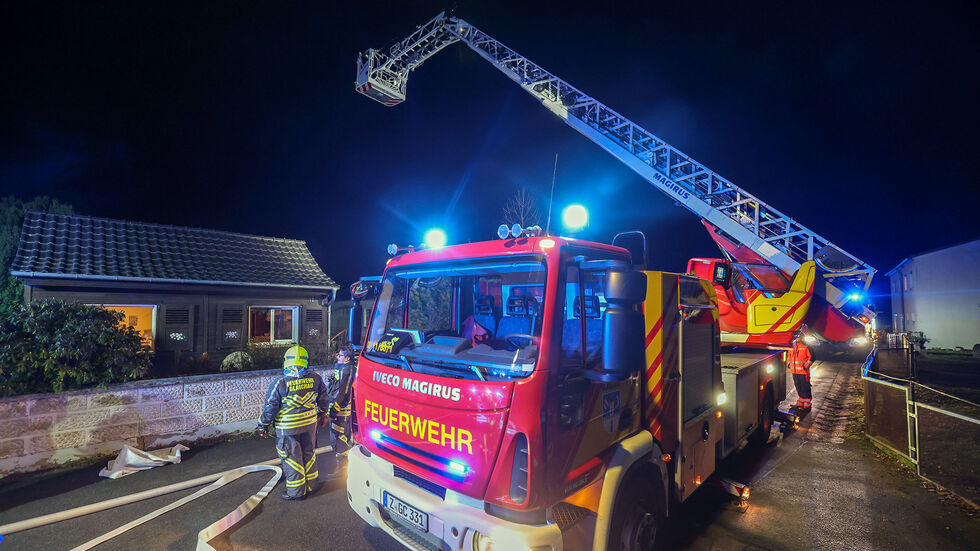 Die Feuerwehr Glauchau rückte mit der Drehleiter an.
