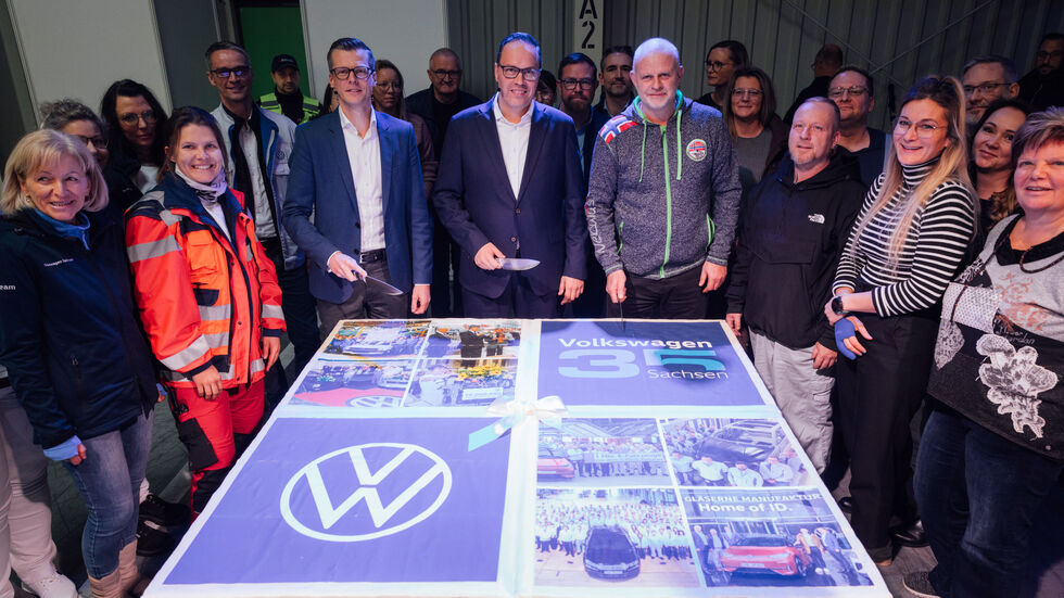 Anschnitt der Geburtstagstorte zu 35 Jahren Volkswagen Sachsen (v.l.): Danny Auerswald, Vorsitzender der Geschäftsführung bei Volkswagen Sachsen, Dirk Panter, sächsischer Staatsminister für Wirtschaft, Arbeit, Energie und Klimaschutz und Mario Albert, Betriebsratsvorsitzender im Fahrzeugwerk Zwickau verteilen die ersten Stücken an die Beschäftigten.