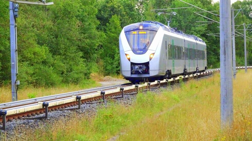 Batterieelektrischer Triebzug Coradia Continental von Alstom bei
ersten Testfahrten im Prüf- und Validationcenter Wegberg-Wildenrath (NRW) am 26. Juli 2022. 