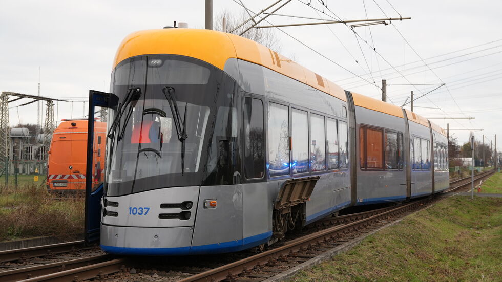 Die Bahn ist teilweise aus dem Gleis gesprungen. Die Bahn ist teilweise aus dem Gleis gesprungen.