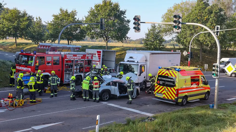 Wie schwer die Frau verletzt wurde, ist bislang unklar.