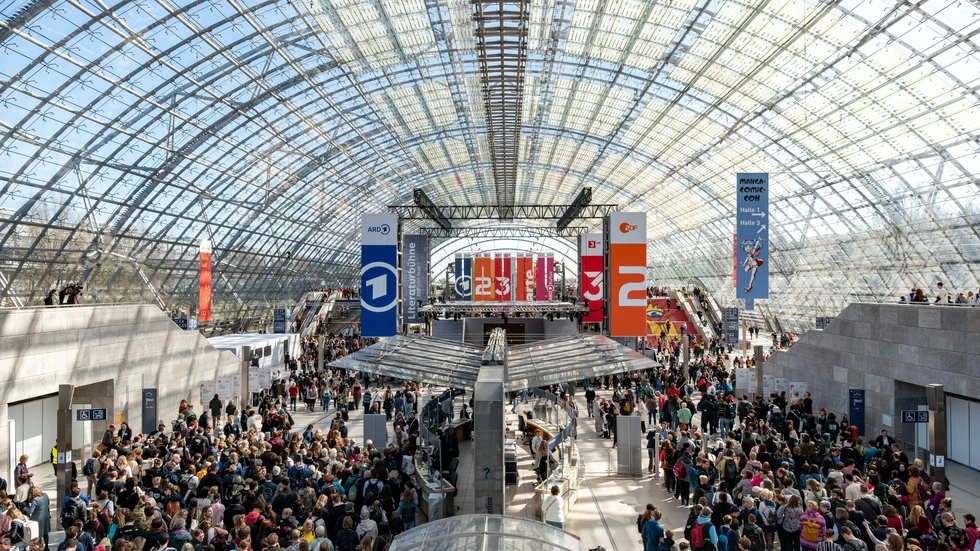 Die volle Glashalle zeigt den Besucheransturm bei der Buchmesse (Symbolbild).