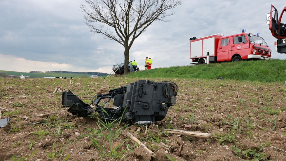 Teile des Fahrzeugs auf dem angrenzenden Feld.