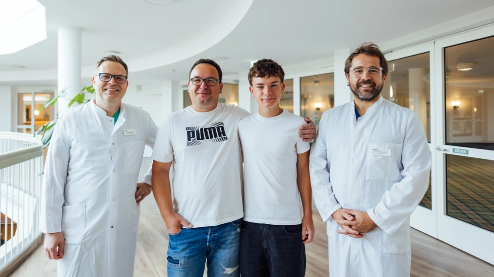 Priv.-Doz. Dr. med. Alexej Dashkevich mit Tino Windisch, Linus Windisch und Priv.-Doz. Dr. med. Marcel Vollroth (v.l.n.r.)
