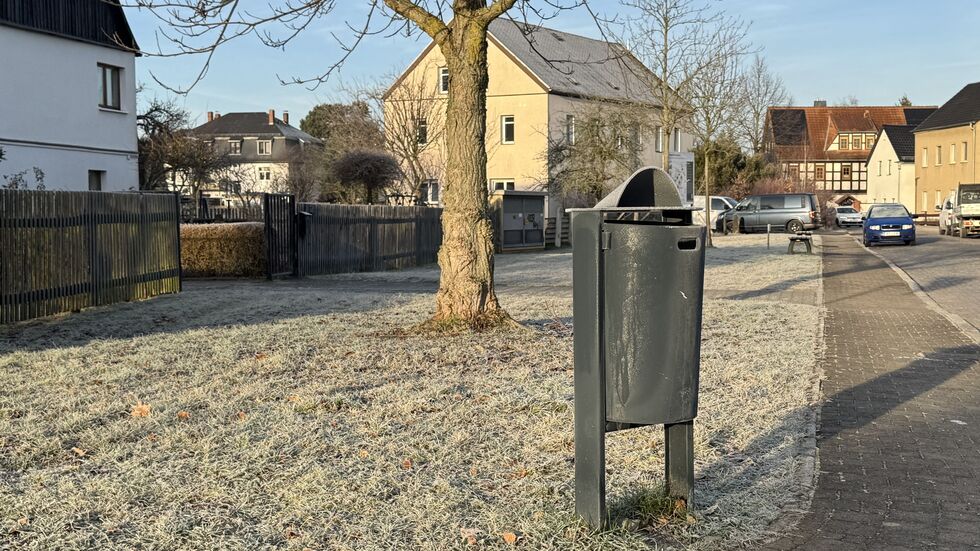 In den Stadtteilen - wie hier in Crossen - werden die Papierkörbe ab Januar nur noch einmal wöchentlich geleert. 