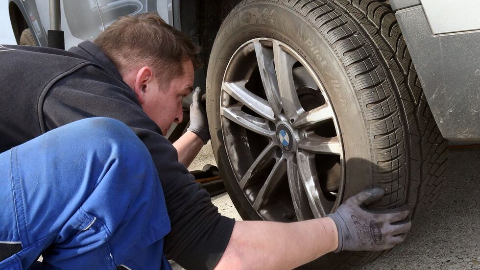 Reifenwechsel in der Werkstatt (Archivfoto) 