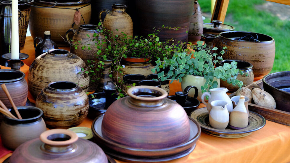 Getöpfertes in allen Farben und Formen wird auf dem Markt an den Teichen in Gablenz angeboten. 