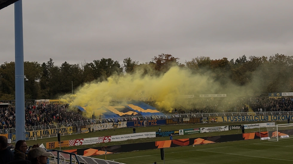 Beide Fanlager sind mit einer sogenannten Choreo gestartet. Die Probsthaidaer natürlich mit gelber Pyro. Beide Fanlager sind mit einer sogenannten Choreo gestartet. Die Probsthaidaer natürlich mit gelber Pyro.