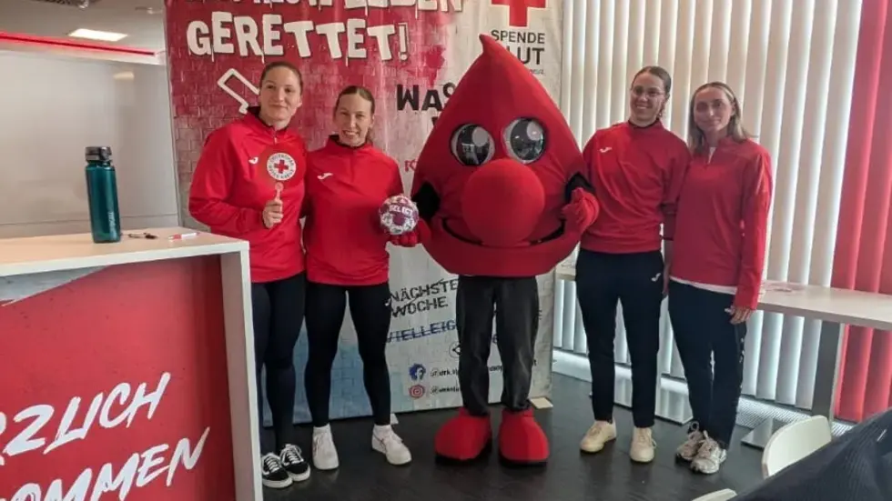 Spielerinnen vom BSV bei der Blutspendeaktion in der GGZ-Arena