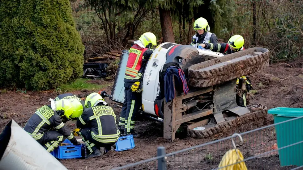 Feuerwehrleute retten einen Chemnitzer aus einem Bagger, der beim Entwurzeln umgekippt ist. Feuerwehrleute retten einen Chemnitzer aus einem Bagger, der beim Entwurzeln umgekippt ist.