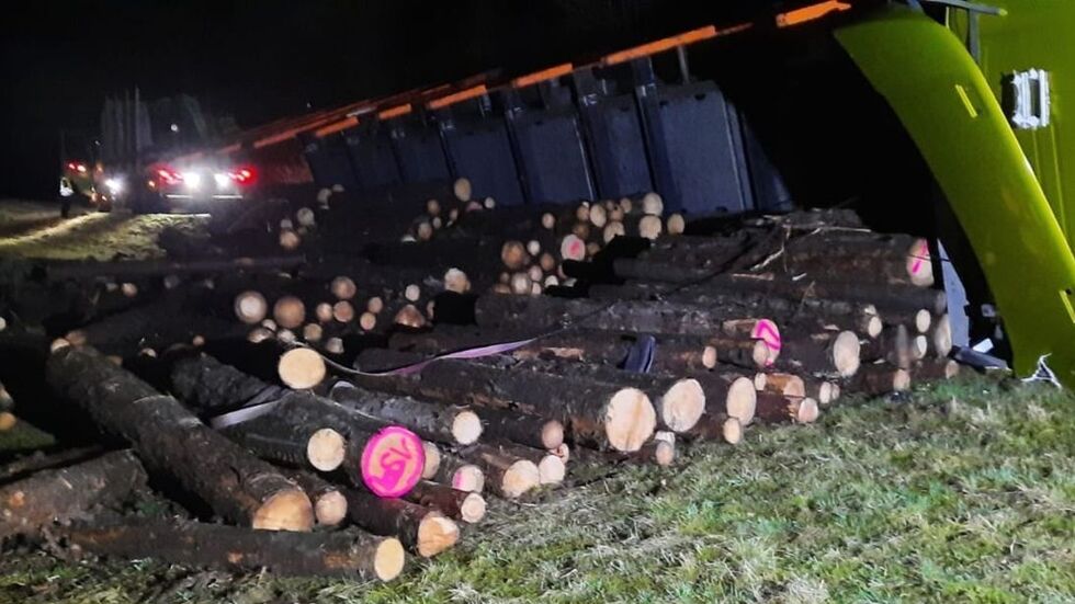 Es dauerte bis zum Mittwochmorgen, ehe die Straße wieder geräumt war.