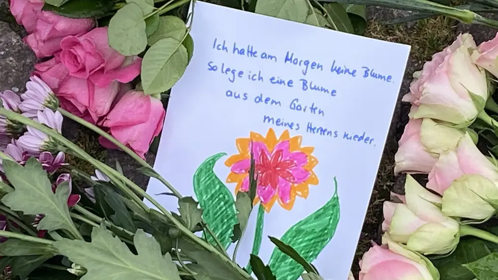 Diesen Zettel hier hat jemand statt Blumen oder Kerzen hinterlassen. Diesen Zettel hier hat jemand statt Blumen oder Kerzen hinterlassen.