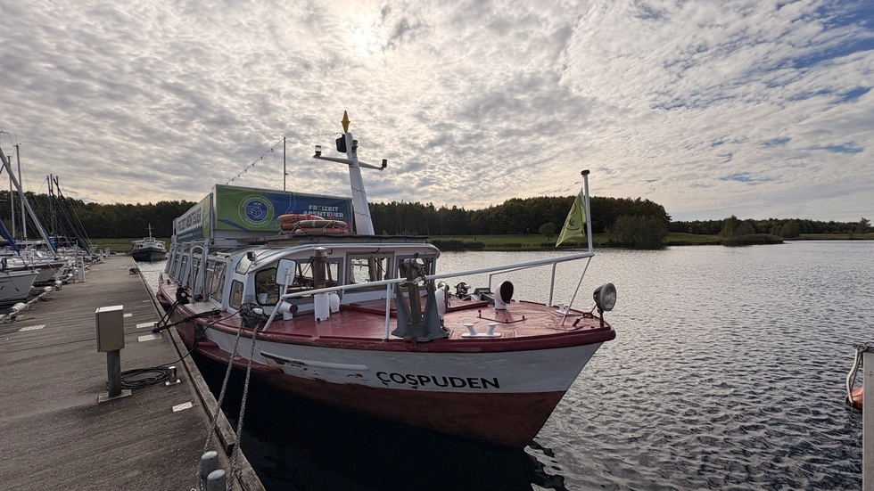 Die MS Cospuden liegt noch bis 1.11. im Cossi - danach wird sie heraus manöviert.