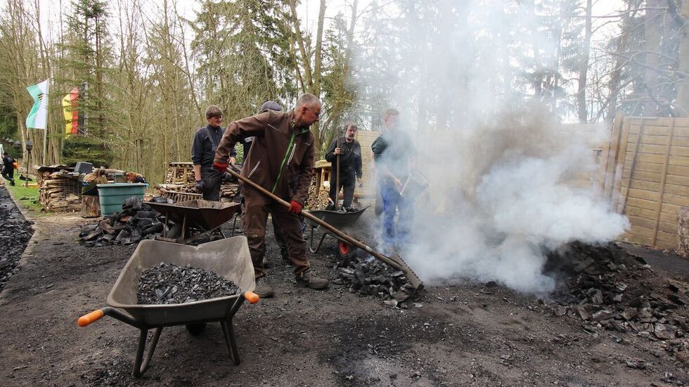 Am Ende ist vom Meiler nur noch ein kleines Häufchen übrig.