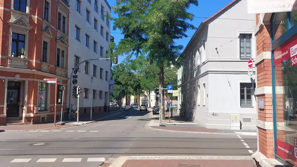 Die Max-Pechstein-Straße ist auf diesem Teilstück nur stadtauswärts befahrbar.