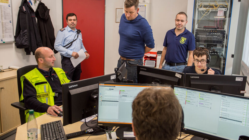 An einer Stelle laufen im Ernstfall alle Fäden zusammen. An einer Stelle laufen im Ernstfall alle Fäden zusammen.