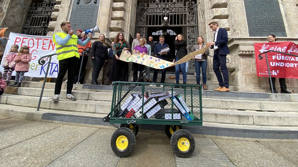 Mehr als 10.000 Unterschriften in einem Bollerwagen wurden an die Stadtverwaltung übergeben. Schulbürgermeisterin Vicki Felthaus nahm sie in Vertretung des Oberbürgermeisters entgegen.