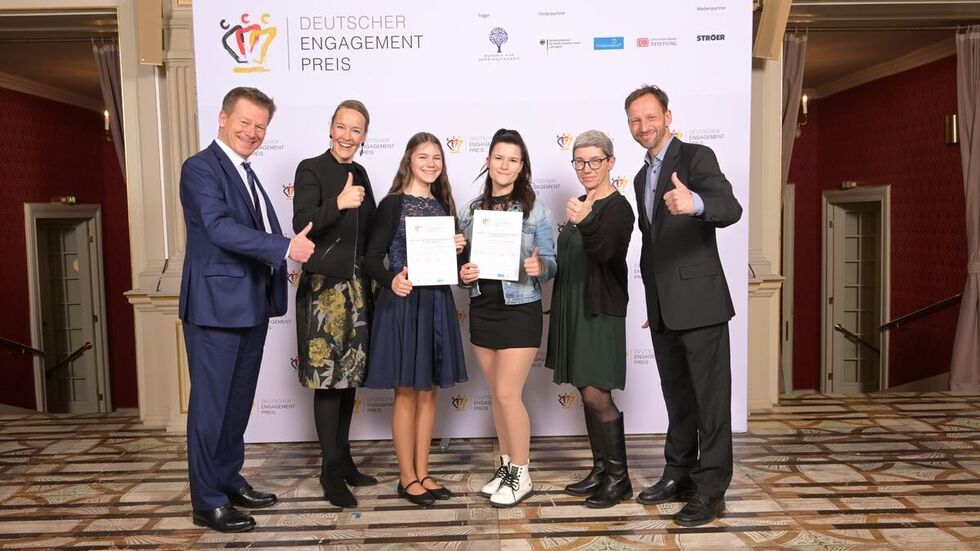 Die Schülerinnen Nikita und Josy erhielten den Preis am Donnerstagabend im Deutschen Theater in Berlin. 