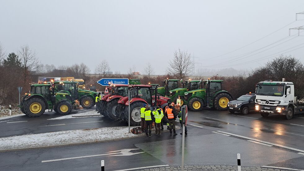 Bauern blockieren auch heute wieder Autobahnauffahrten - wie hier in Uhyst.