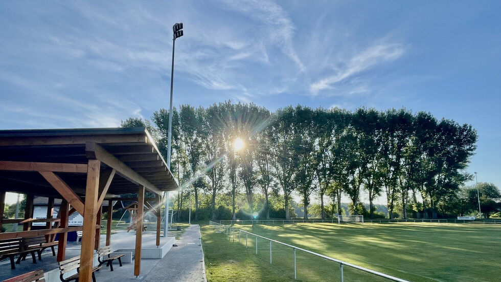 Im Crossener Sportforum wurde das Flutlicht eingeweiht.
