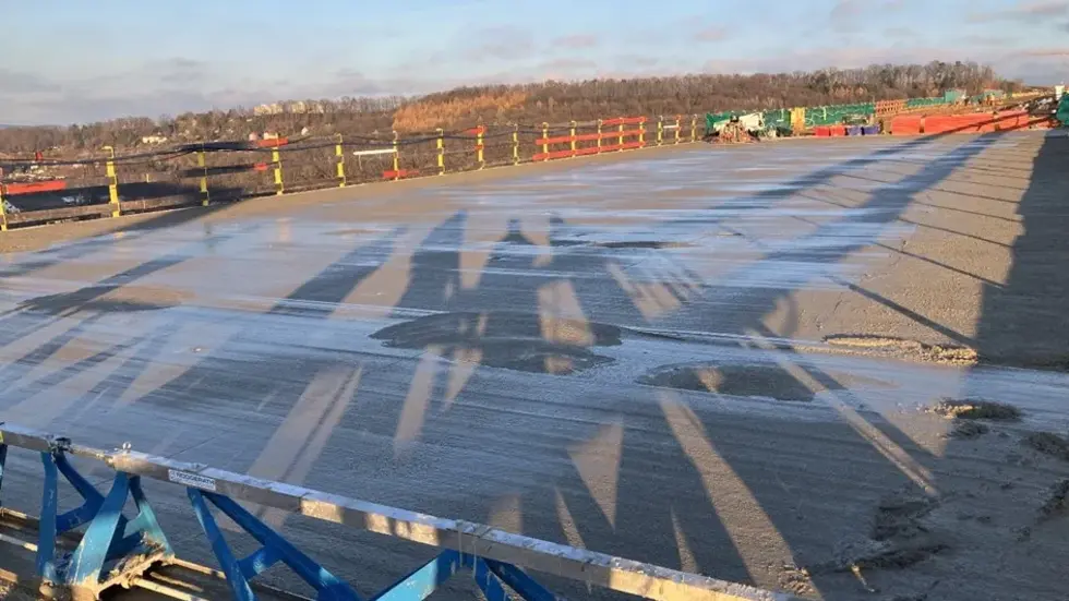 Die Betonarbeiten auf der Brücke mussten für 6 Wochen ruhen - es war zu kalt. 