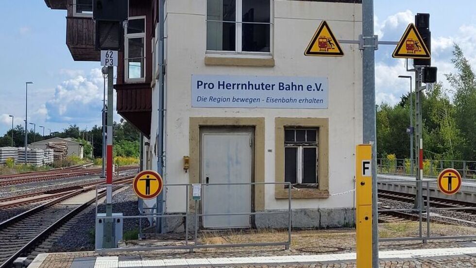 Vereinsbanner an Stellwerksgebäude in Zittau