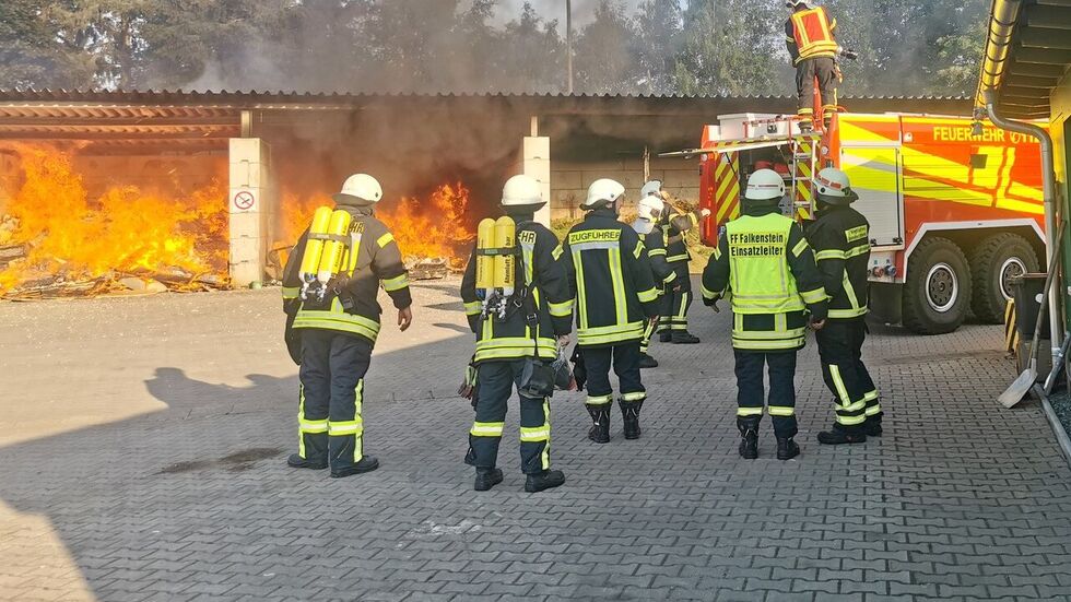 Holzmüll brannte auf dem Wertstoffhof an der Plauenschen Straße in Falkenstein.