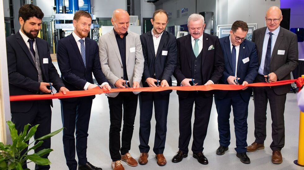 Prof. Sebastian Scholz, Leiter des Fraunhofer-Kunststoffzentrum Oberlausitz, Sachsens Ministerpräsident Michael Kretschmer, Bert Handschick, Vorstandsvorsitzender des Allgemeinen Unternehmerverbands Zittau und Umgebung, Dr. Stefan Meyer, Landrat des Landkreises Görlitz, Prof. Reimund Neugebauer, Präsident der Fraunhofer-Gesellschaft, Prof. Alexander Kratzsch, Rektor der Hochschule Zittau/Görlitz und Prof. Welf-Guntram Drossel, Geschäftsführender Institutsleiter des Fraunhofer IWU, durschneiden symbolisch das Band zur Erweiterung des Forschungszentrums in Zittau. 

