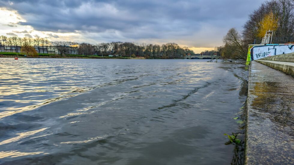 Das Hochwasser trifft auch die Weiße Elster in Leipzig. Das Hochwasser trifft auch die Weiße Elster in Leipzig.