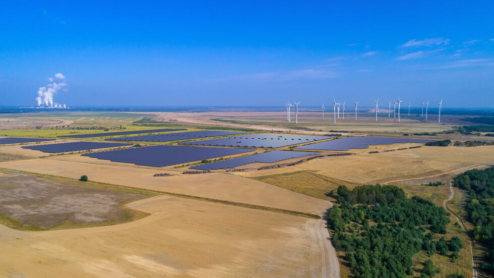 Visualisierung: Der erste Bauabschnitt des Energieparks Bohrau (133 MWp), sowie der derzeit größte im Bau befindliche Windpark Forst-Briesnig II (105 MW) sind weitere Bausteine der Leag-GigawattFactory. 