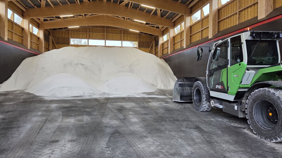 3.000 Tonnen Streusalz können in der Salzhalle eingelagert werden. 3.000 Tonnen Streusalz können in der Salzhalle eingelagert werden.