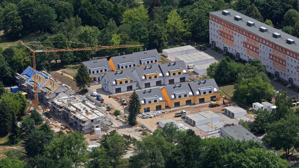 Gemeint sind die Reihenhäuser am linken Bildrand. 