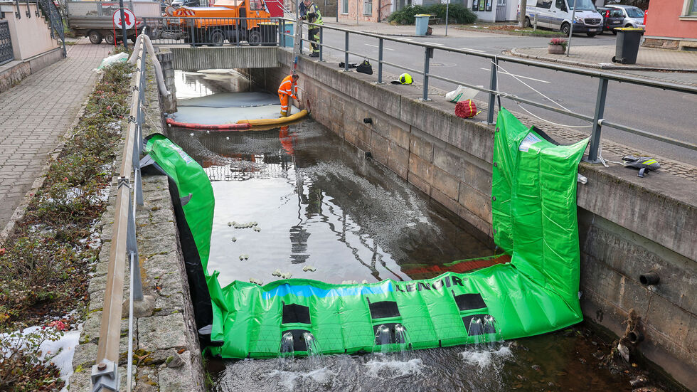 Gegen 10:00 Uhr rückte die Feuerwehr an den Hegebach aus. Gegen 10:00 Uhr rückte die Feuerwehr an den Hegebach aus.