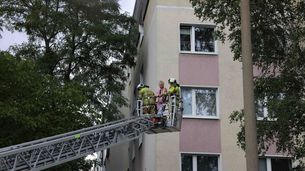 Mit einer Drehleiter wurden mehrere Personen in Sicherheit gebracht.