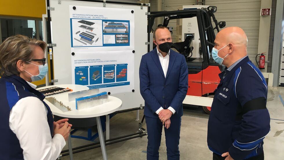 Sachsens Umweltminister Wolfram Günther informiert sich im BMW-Werk Leipzig über den Einsatz von "grünem" Wasserstoff