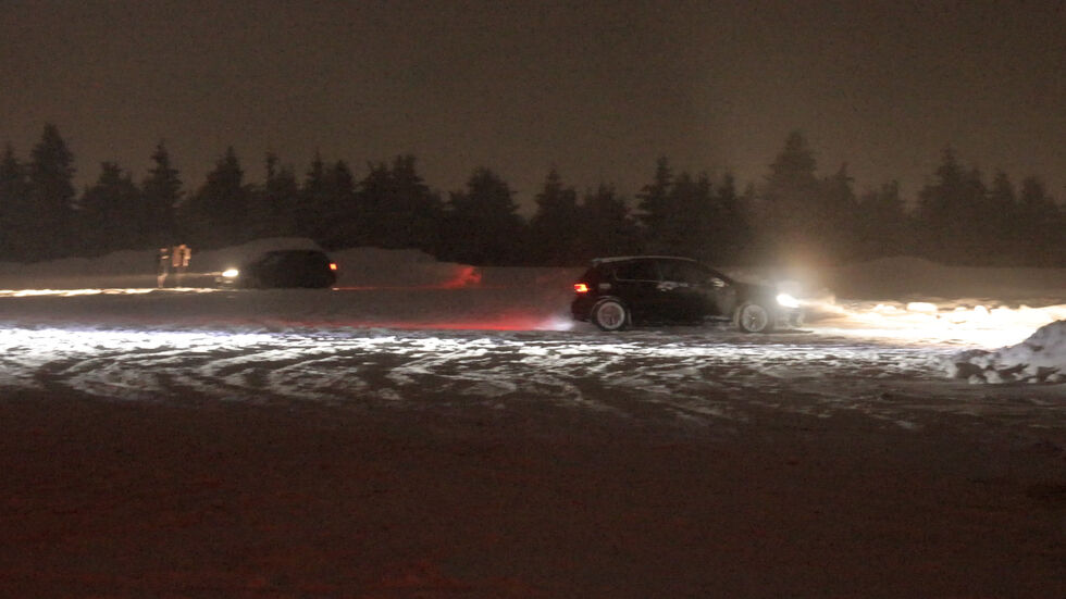 Autofahrer nutzten die winterglatte Fläche auf dem Fichtelberg um zu Driften.