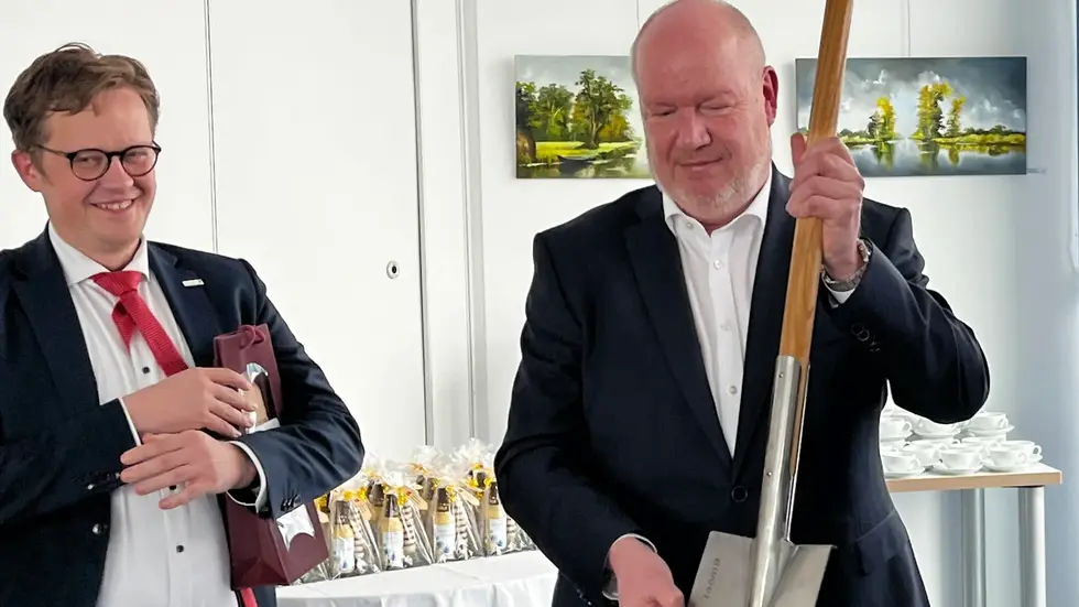 Es kann losgehen. Ronny Kleinert, Geschäftsführer der Stadtwerke Senftenberg, hält einen Spaten in den Händen. Heute hat er den Förderscheck für die Umstellung der Fernwärmeversorgung erhalten. Darüber freut sich auch Bürgermeister Andreas Pfeiffer. Es kann losgehen. Ronny Kleinert, Geschäftsführer der Stadtwerke Senftenberg, hält einen Spaten in den Händen. Heute hat er den Förderscheck für die Umstellung der Fernwärmeversorgung erhalten. Darüber freut sich auch Bürgermeister Andreas Pfeiffer.