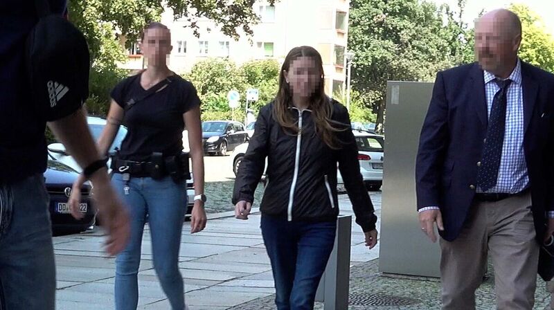 Die Frau (48, M.) bei der Haftrichtervorführung am Mittwoch in Dresden.