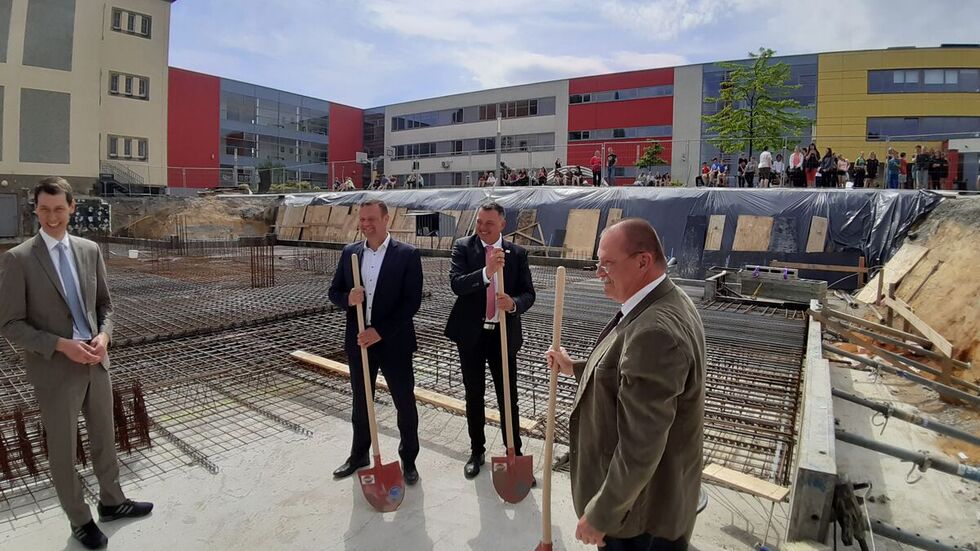 Bürgermeister Stefan Schneider (2.v.l.), Landrat Udo Witschas (2.v.r.) und Schulleiter Ulrich Schlögel (r.) im Beisein von Béla Bélafi (l.) vom Kultusministerium bei der Grundsteinlegung.