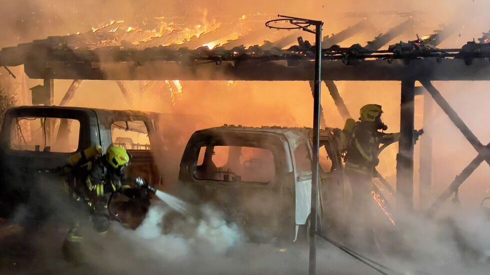 Zwei Autos und ein Moped in dem Carport wurden bei dem Feuer zerstört.