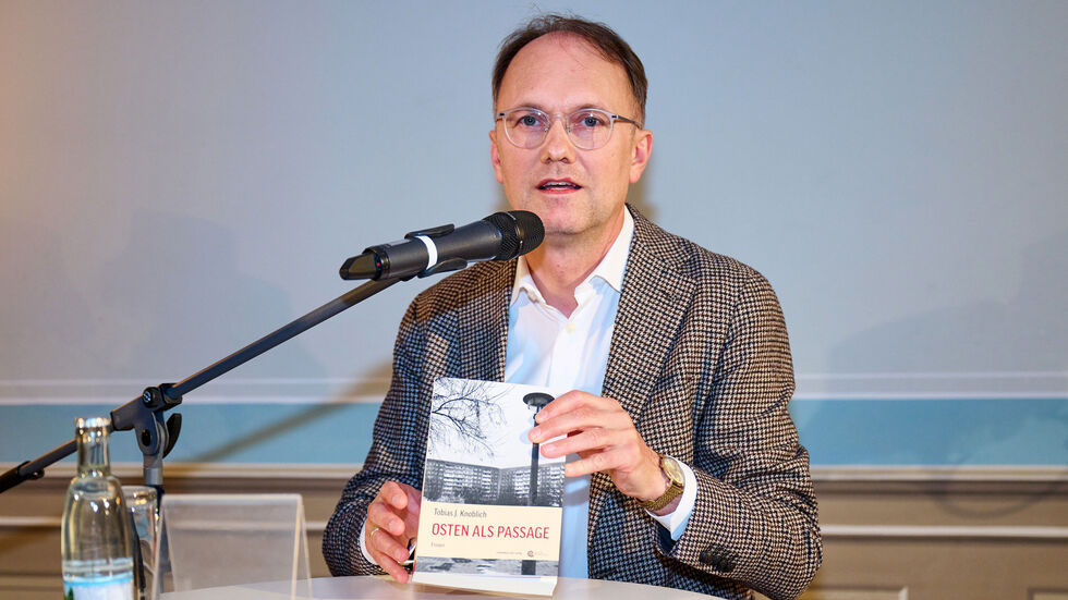 Dr. Tobias J. Knoblich mit seinem aktuellen Buch.