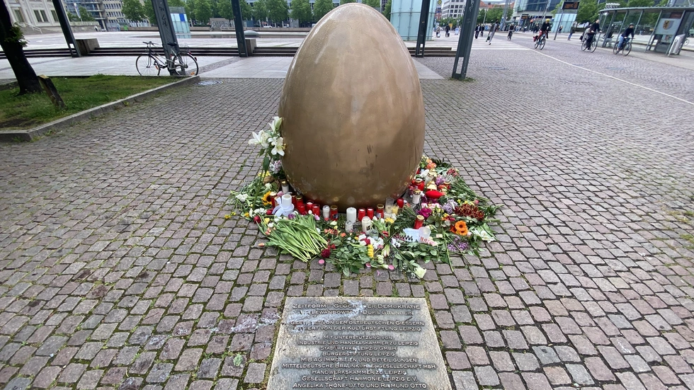 Gegenüber der Fußgänger-Zufahrt haben viele Leipziger am goldenen Ei (erinnert an friedliche Revolution von 1989) Blumen abgelegt oder Kerzen abgestellt. Gegenüber der Fußgänger-Zufahrt haben viele Leipziger am goldenen Ei (erinnert an friedliche Revolution von 1989) Blumen abgelegt oder Kerzen abgestellt.