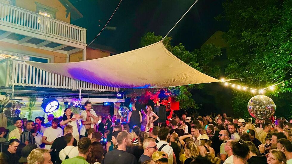 Ausgelassene Stimmung bei der Midsummer Session im Garten der  Casa Casimir 