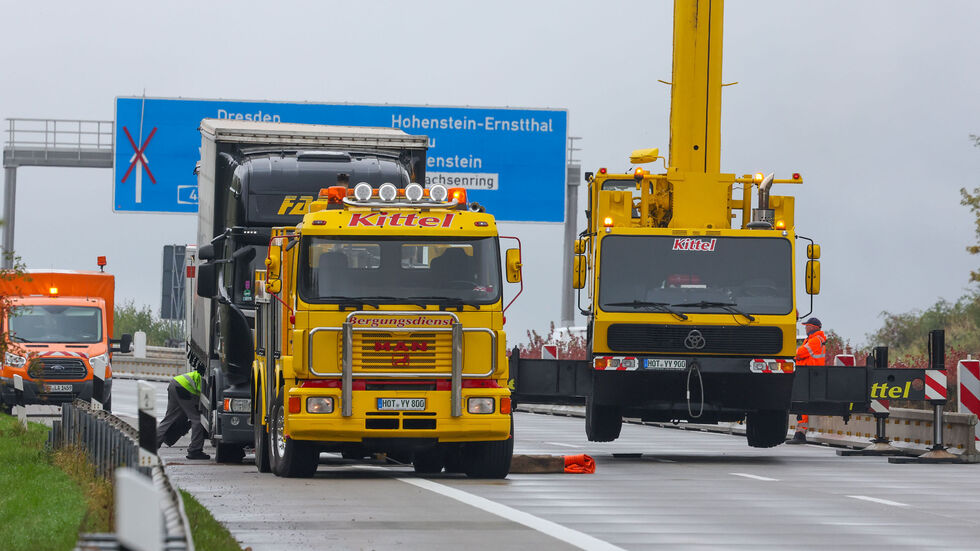 Mit einem Kran wurde der Pannen-Lkw auf den Abschlepper gehievt. 