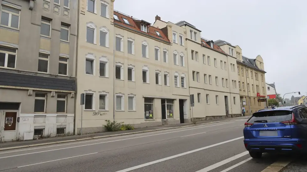 Aus dem Mehrfamilienhaus (Mitte) flogen Armaturen auf die Straße. Aus dem Mehrfamilienhaus (Mitte) flogen Armaturen auf die Straße.