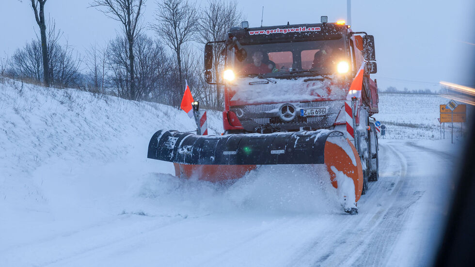 Ein Winterdienstfahrzeug auf Tour. Ein Winterdienstfahrzeug auf Tour.