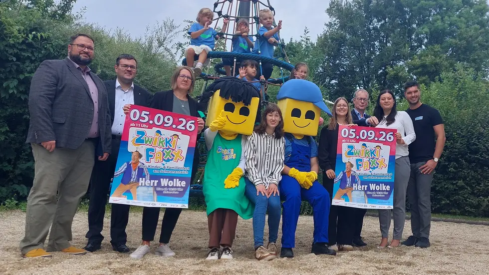 Orga-Chefin Sabina Kemnitzer inmitten der beiden Maskottchen Zwikki und Faxx. Und auch ein stabiler Sponsorenstamm hat wieder großen Anteil daran, dass das Fest wieder stattfinden kann. Orga-Chefin Sabina Kemnitzer inmitten der beiden Maskottchen Zwikki und Faxx. Und auch ein stabiler Sponsorenstamm hat wieder großen Anteil daran, dass das Fest wieder stattfinden kann.