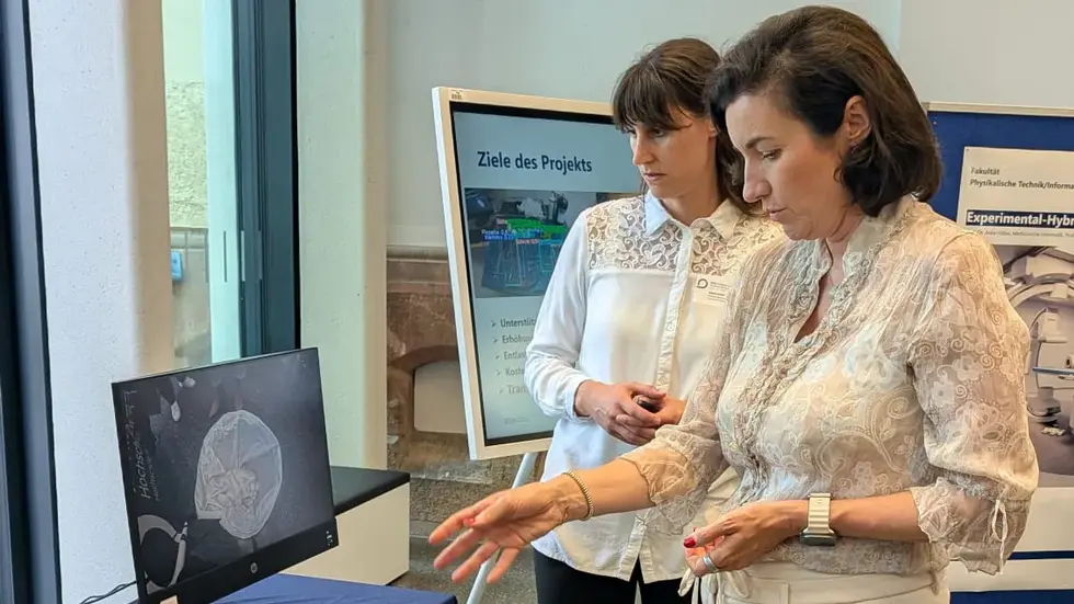 Dorothee Bär (r.) an der Westsächsischen Hochschule Zwickau