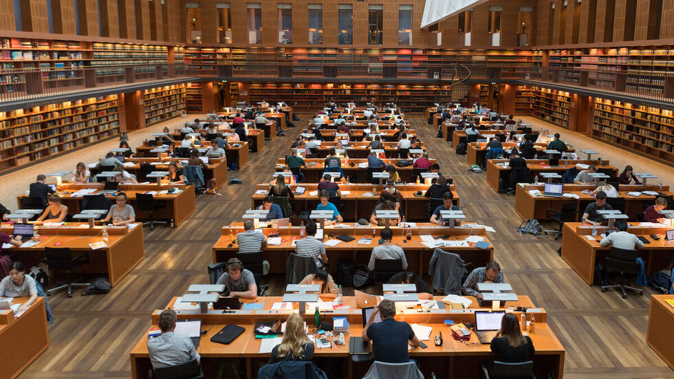 In der Zentralbibliothek kann nun wieder unter einem frischen Dach gelernt und gearbeitet werden. (Archivbild)